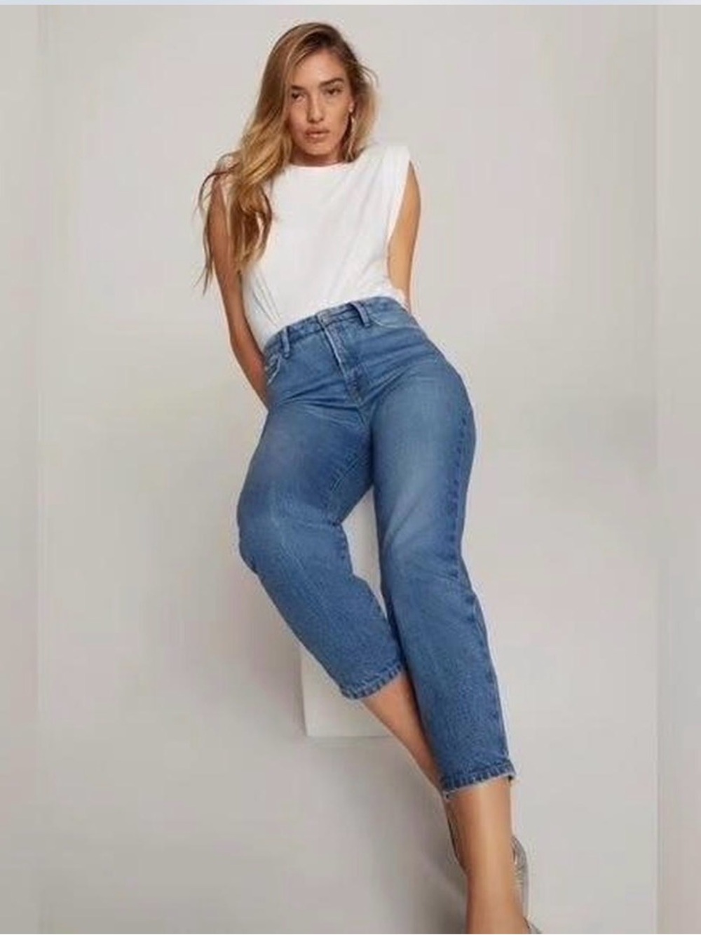 Good American Slim Jeans in Medium Blue